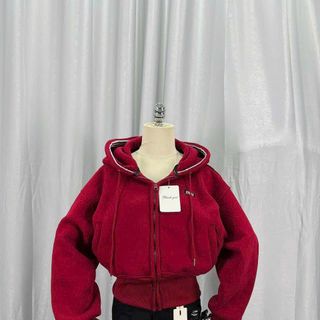 Áo khoác dáng lửng logo thêu Miu nón rộng chạy viền có túi trong chất nỉ bông dày mịn freesize dưới 65kg Áo khoác dáng lửng logo thêu Miu nón rộng chạy viền có túi trong chất nỉ bông dày mịn freesize dưới 65kg