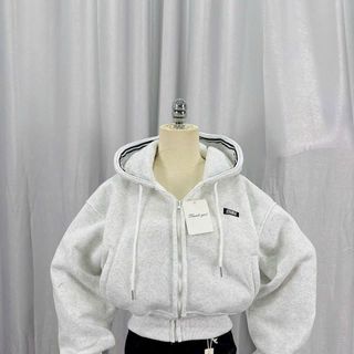 Áo khoác dáng lửng logo thêu Miu nón rộng chạy viền có túi trong chất nỉ bông dày mịn freesize dưới 65kg Áo khoác dáng lửng logo thêu Miu nón rộng chạy viền có túi trong chất nỉ bông dày mịn freesize dưới 65kg