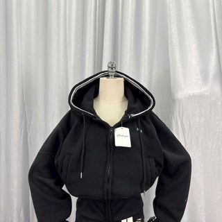 Áo khoác dáng lửng logo thêu Miu nón rộng chạy viền có túi trong chất nỉ bông dày mịn freesize dưới 65kg Áo khoác dáng lửng logo thêu Miu nón rộng chạy viền có túi trong chất nỉ bông dày mịn freesize dưới 65kg