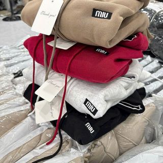 Áo khoác dáng lửng logo thêu Miu nón rộng chạy viền có túi trong chất nỉ bông dày mịn freesize dưới 65kg Áo khoác dáng lửng logo thêu Miu nón rộng chạy viền có túi trong chất nỉ bông dày mịn freesize dưới 65kg