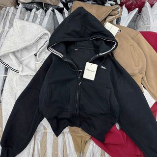 Áo khoác dáng lửng logo thêu Miu nón rộng chạy viền có túi trong chất nỉ bông dày mịn freesize dưới 65kg Áo khoác dáng lửng logo thêu Miu nón rộng chạy viền có túi trong chất nỉ bông dày mịn freesize dưới 65kg