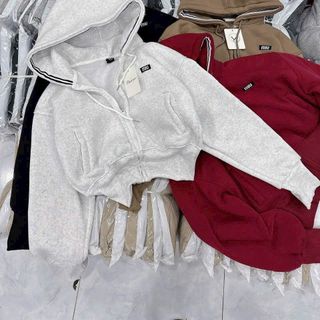 Áo khoác dáng lửng logo thêu Miu nón rộng chạy viền có túi trong chất nỉ bông dày mịn freesize dưới 65kg Áo khoác dáng lửng logo thêu Miu nón rộng chạy viền có túi trong chất nỉ bông dày mịn freesize dưới 65kg