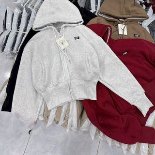 Áo khoác dáng lửng logo thêu Miu nón rộng chạy viền có túi trong chất nỉ bông dày mịn freesize dưới 65kg Áo khoác dáng lửng logo thêu Miu nón rộng chạy viền có túi trong chất nỉ bông dày mịn freesize dưới 65kg