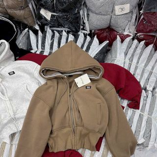 Áo khoác dáng lửng logo thêu Miu nón rộng chạy viền có túi trong chất nỉ bông dày mịn freesize dưới 65kg Áo khoác dáng lửng logo thêu Miu nón rộng chạy viền có túi trong chất nỉ bông dày mịn freesize dưới 65kg