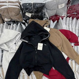 Áo khoác dáng lửng logo thêu Miu nón rộng chạy viền có túi trong chất nỉ bông dày mịn freesize dưới 65kg Áo khoác dáng lửng logo thêu Miu nón rộng chạy viền có túi trong chất nỉ bông dày mịn freesize dưới 65kg