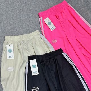 Quần Ống Rộng Dây Rút Lai Chất Dù Nhăn Phối 2 Sọc Logo Thêu Fallhekmes freesize dưới 65kg Quần Ống Rộng Dây Rút Lai Chất Dù Nhăn Phối 2 Sọc Logo Thêu Fallhekmes freesize dưới 65kg