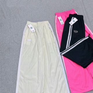 Quần Ống Rộng Dây Rút Lai Chất Dù Nhăn Phối 2 Sọc Logo Thêu Fallhekmes freesize dưới 65kg Quần Ống Rộng Dây Rút Lai Chất Dù Nhăn Phối 2 Sọc Logo Thêu Fallhekmes freesize dưới 65kg