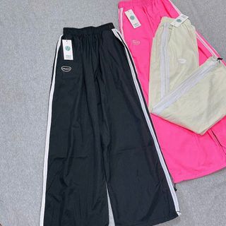 Quần Ống Rộng Dây Rút Lai Chất Dù Nhăn Phối 2 Sọc Logo Thêu Fallhekmes freesize dưới 65kg Quần Ống Rộng Dây Rút Lai Chất Dù Nhăn Phối 2 Sọc Logo Thêu Fallhekmes freesize dưới 65kg