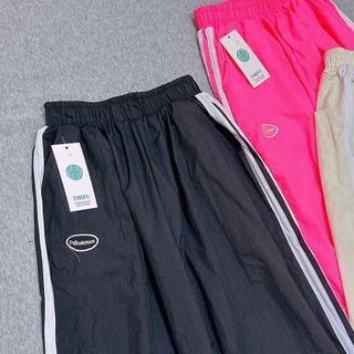 Quần Ống Rộng Dây Rút Lai Chất Dù Nhăn Phối 2 Sọc Logo Thêu Fallhekmes freesize dưới 65kg Quần Ống Rộng Dây Rút Lai Chất Dù Nhăn Phối 2 Sọc Logo Thêu Fallhekmes freesize dưới 65kg