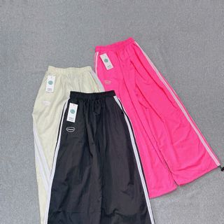 Quần Ống Rộng Dây Rút Lai Chất Dù Nhăn Phối 2 Sọc Logo Thêu Fallhekmes freesize dưới 65kg Quần Ống Rộng Dây Rút Lai Chất Dù Nhăn Phối 2 Sọc Logo Thêu Fallhekmes freesize dưới 65kg
