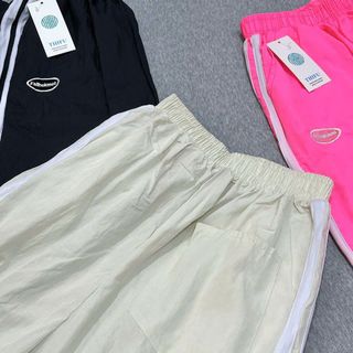 Quần Ống Rộng Dây Rút Lai Chất Dù Nhăn Phối 2 Sọc Logo Thêu Fallhekmes freesize dưới 65kg Quần Ống Rộng Dây Rút Lai Chất Dù Nhăn Phối 2 Sọc Logo Thêu Fallhekmes freesize dưới 65kg