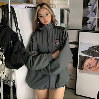 Áo khoác dù 2 lớp có chạy sọc dọc tay Áo khoác dù 2 lớp có chạy sọc dọc tay