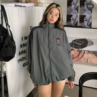 Áo khoác dù 2 lớp có chạy sọc dọc tay Áo khoác dù 2 lớp có chạy sọc dọc tay