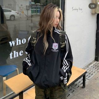 Áo khoác dù 2 lớp có chạy sọc dọc tay Áo khoác dù 2 lớp có chạy sọc dọc tay