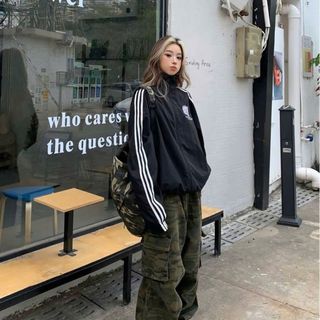 Áo khoác dù 2 lớp có chạy sọc dọc tay Áo khoác dù 2 lớp có chạy sọc dọc tay