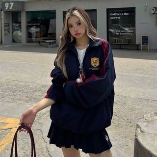 Áo khoác dù 2 lớp có chạy sọc dọc tay Áo khoác dù 2 lớp có chạy sọc dọc tay