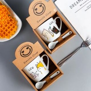 Cốc Sứ Mẫu Mới Dáng Tròn Kèm Thìa Hoạ Tiết ( Thùng 100C ) Cốc Sứ Mẫu Mới Dáng Tròn Kèm Thìa Hoạ Tiết ( Thùng 100C )