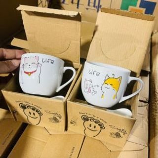 Cốc Sứ Mẫu Mới Dáng Tròn Kèm Thìa Hoạ Tiết ( Thùng 100C ) Cốc Sứ Mẫu Mới Dáng Tròn Kèm Thìa Hoạ Tiết ( Thùng 100C )